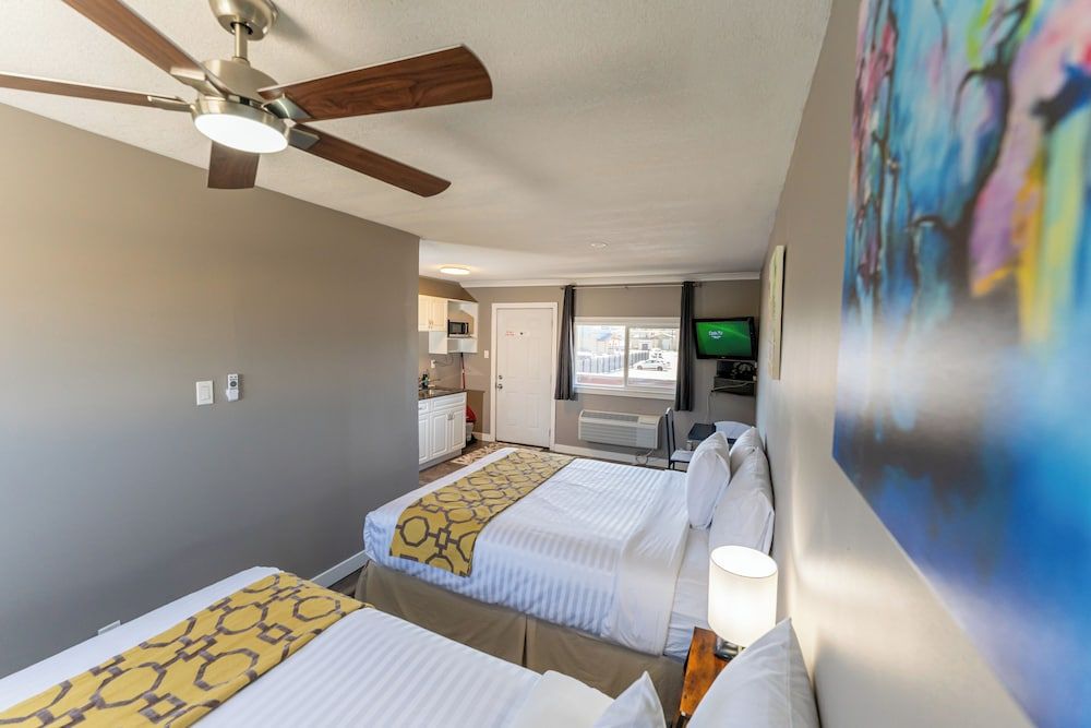 Hinton Highway Inn Standard Room, 2 Queen Beds, Non Smoking, Kitchenette 12