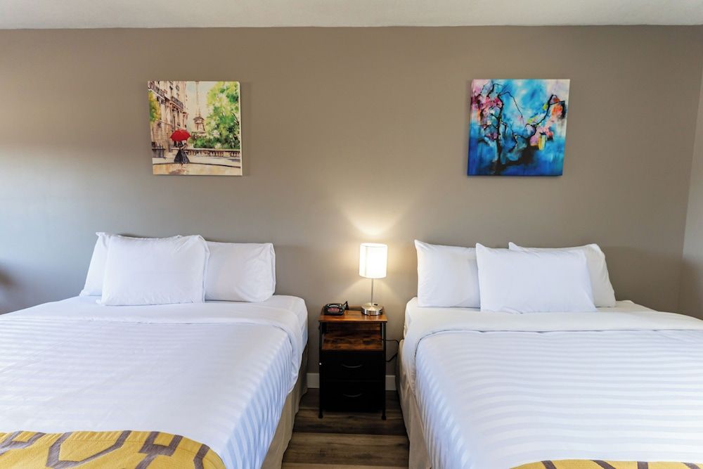 Hinton Highway Inn Standard Room, 2 Queen Beds, Non Smoking, Kitchenette 13