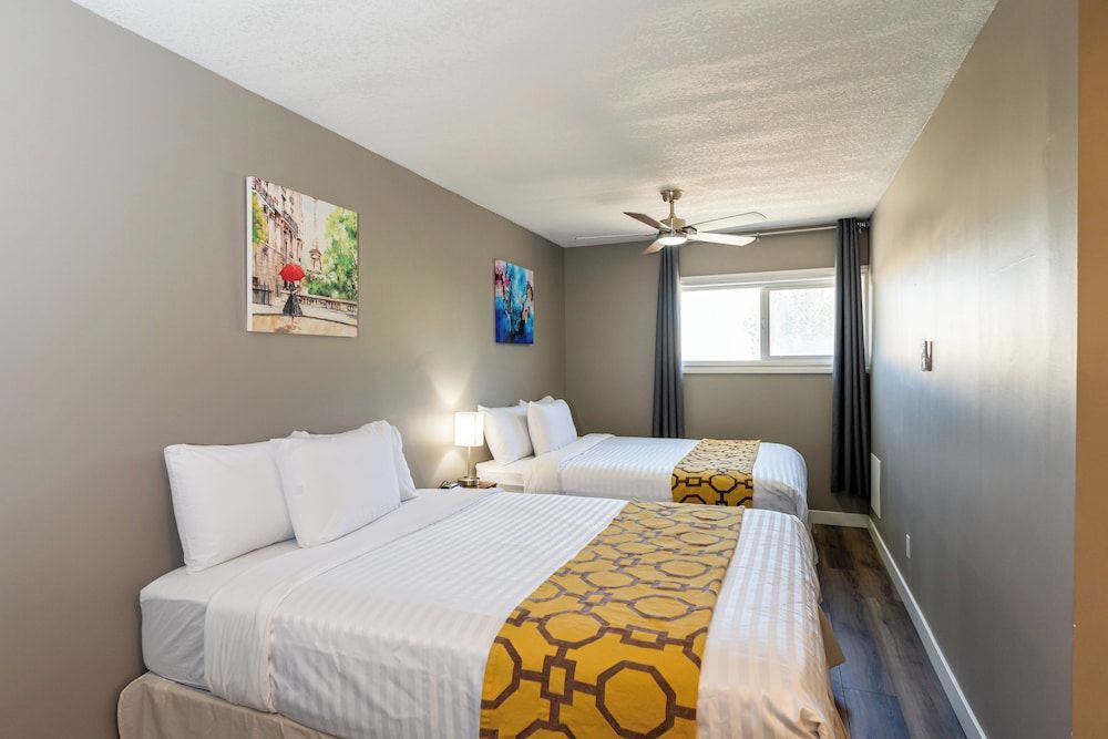 Hinton Highway Inn Standard Room, 2 Queen Beds, Non Smoking, Kitchenette 8