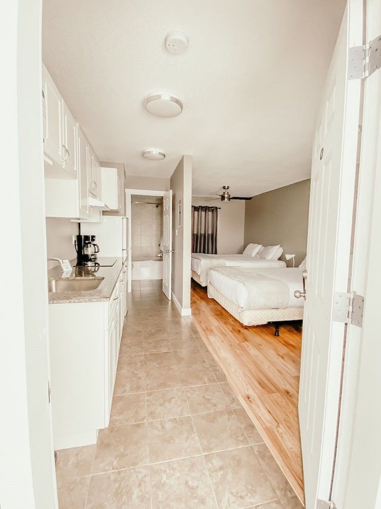 Hinton Highway Inn Standard Room, 2 Queen Beds, Non Smoking, Kitchenette 2