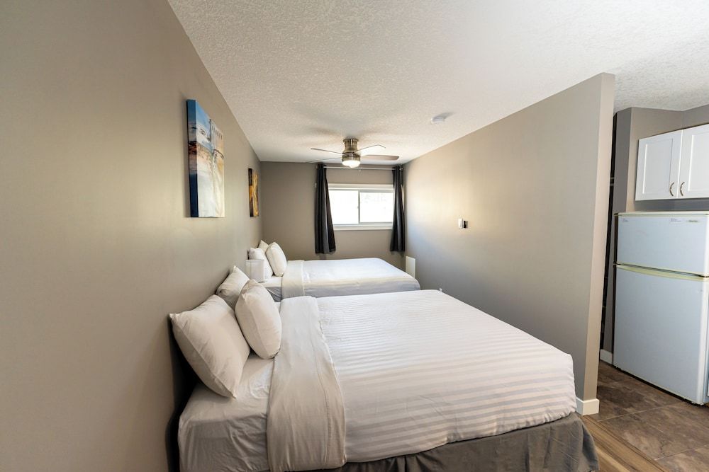 Hinton Highway Inn Standard Room, 2 Queen Beds, Non Smoking, Kitchenette 7