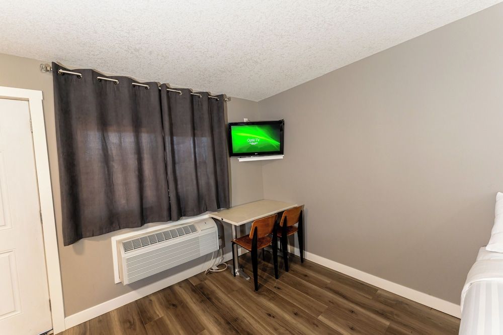 Hinton Highway Inn Standard Room, 2 Queen Beds, Non Smoking, Kitchenette 21