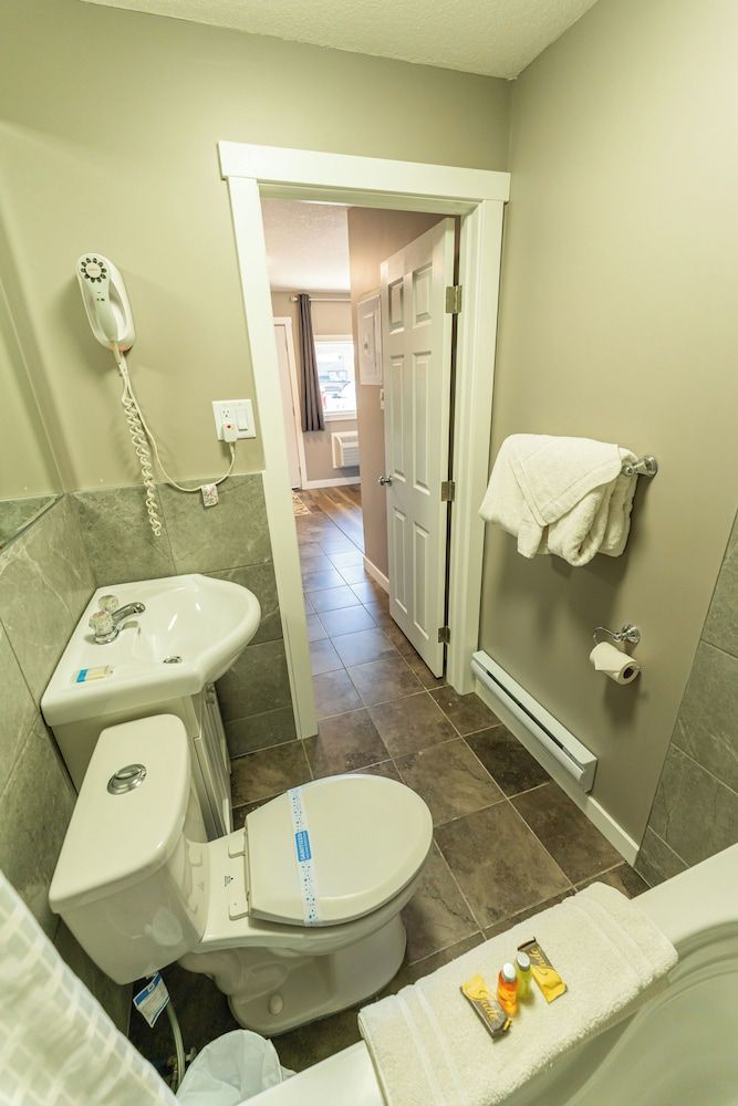 Hinton Highway Inn Standard Room, 2 Queen Beds, Non Smoking, Kitchenette 17