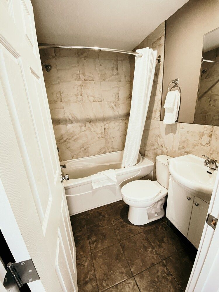 Hinton Highway Inn Standard Room, 2 Queen Beds, Non Smoking, Kitchenette 15