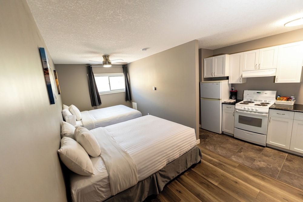 Hinton Highway Inn Standard Room, 2 Queen Beds, Non Smoking, Kitchenette 5