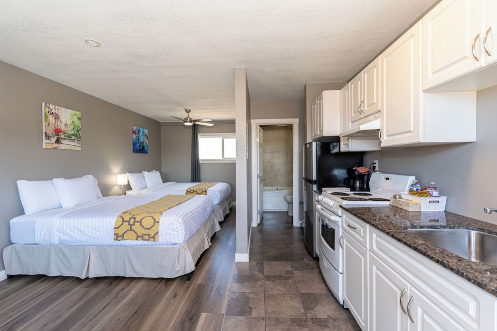 Hinton Highway Inn Standard Room, 2 Queen Beds, Non Smoking, Kitchenette 10