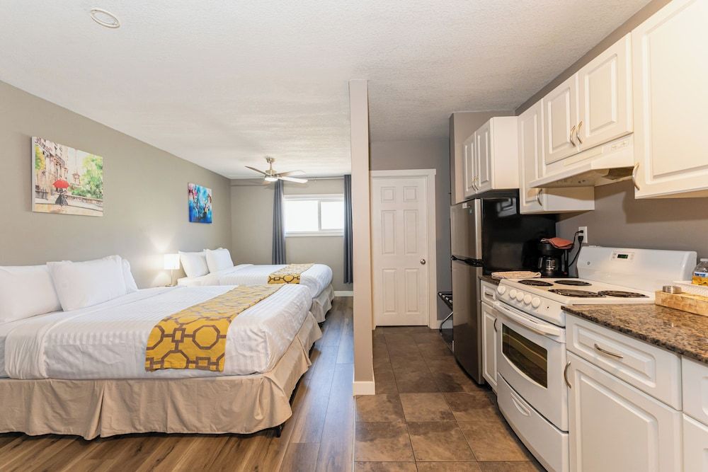 Hinton Highway Inn Standard Room, 2 Queen Beds, Non Smoking, Kitchenette 11