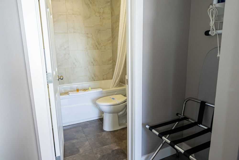 Hinton Highway Inn Standard Room, 2 Queen Beds, Non Smoking, Kitchenette 18