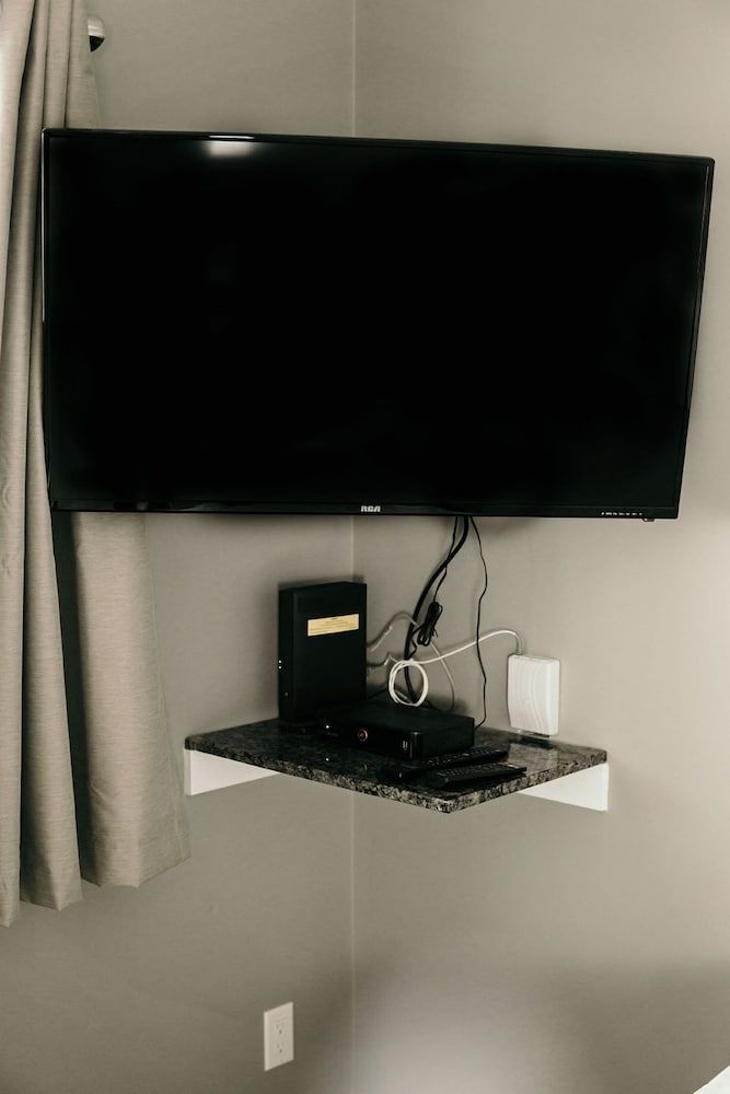 Hinton Highway Inn Standard Room, 2 Queen Beds, Non Smoking, Kitchenette 20