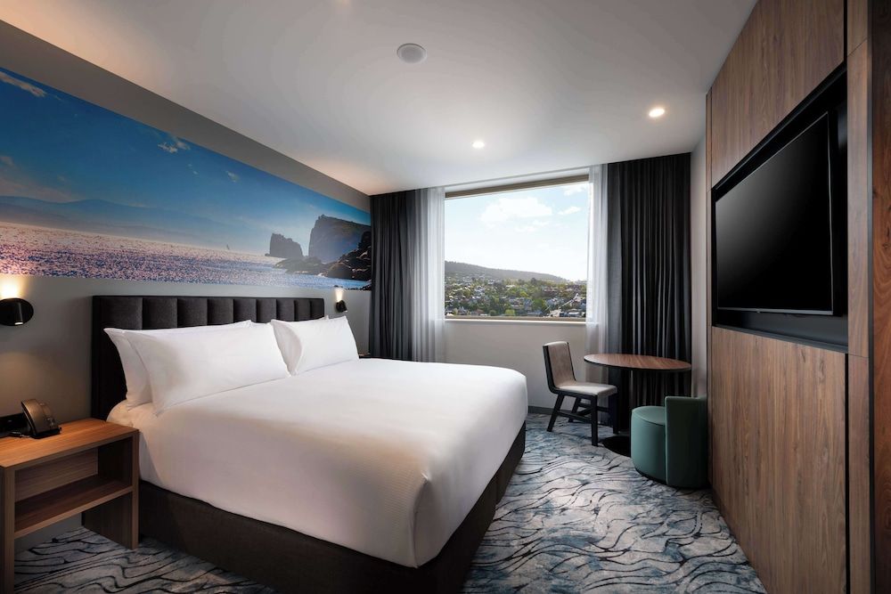 Doubletree By Hilton Hobart Room, 1 King Bed, Mountain View 2