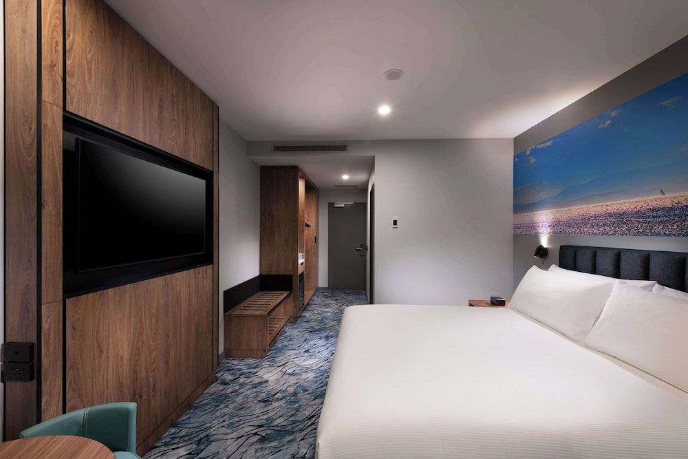 Doubletree By Hilton Hobart Room, 1 King Bed, Mountain View