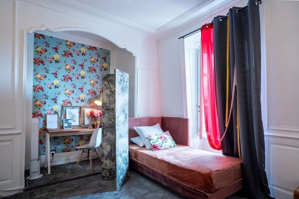 HENRI II Deluxe Triple Room, City View