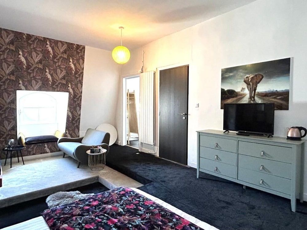 HENRI II Deluxe Triple Room, Garden View