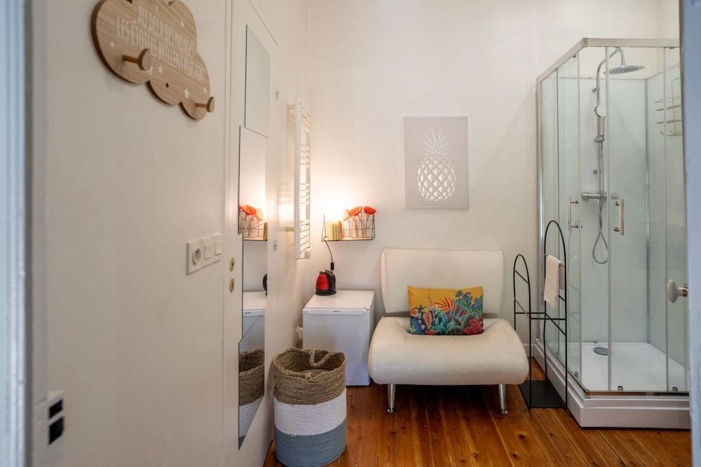 HENRI II Deluxe Double Room, City View 2