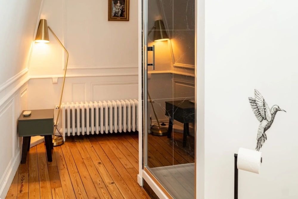 HENRI II Deluxe Triple Room, City View 4