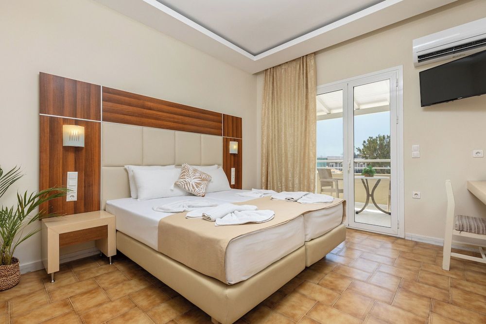 Superior Triple Room, Pool View
