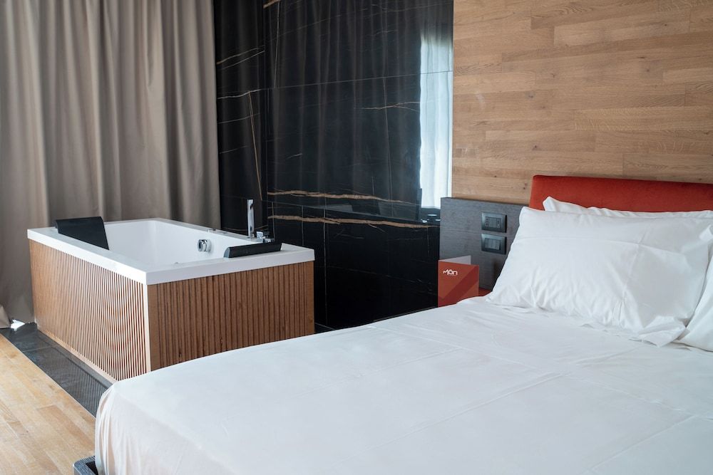 Superior Suite, 1 King Bed with Sofa bed, City View