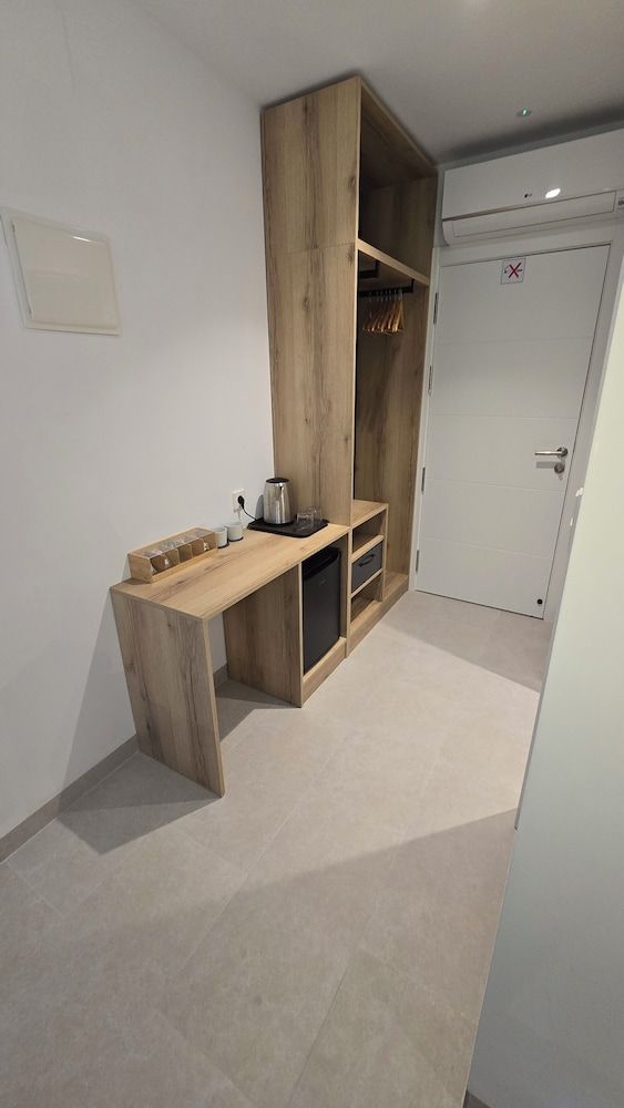 Hostal Rambla 24 by Holihome Classic Twin Room, Non Smoking, Private Bathroom 6