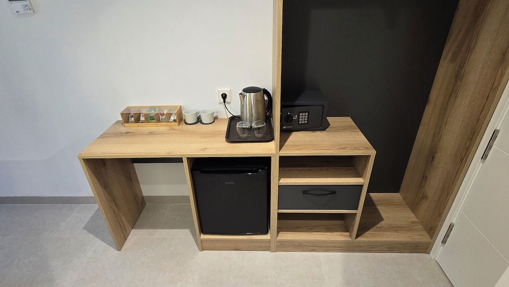 Hostal Rambla 24 by Holihome Classic Twin Room, Non Smoking, Private Bathroom 7