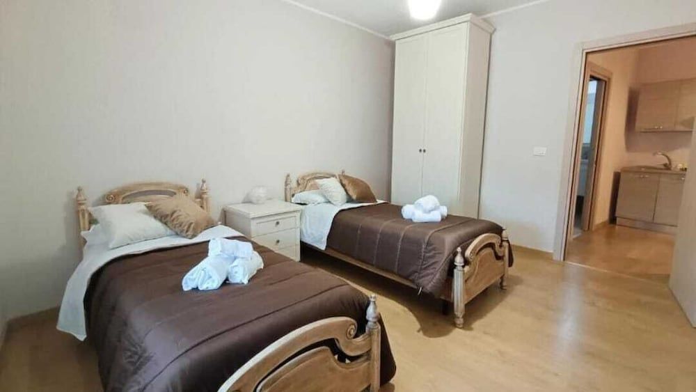 Comfort Apartment, King and Twin, City View