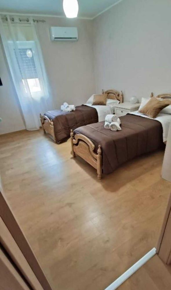 Comfort Apartment, King and Twin, City View