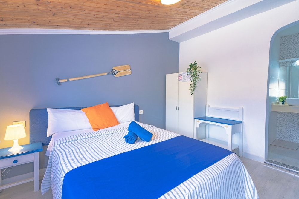 Hostel Neon Tenerife Deluxe Double Room, Private Bathroom (Extra bed) 2