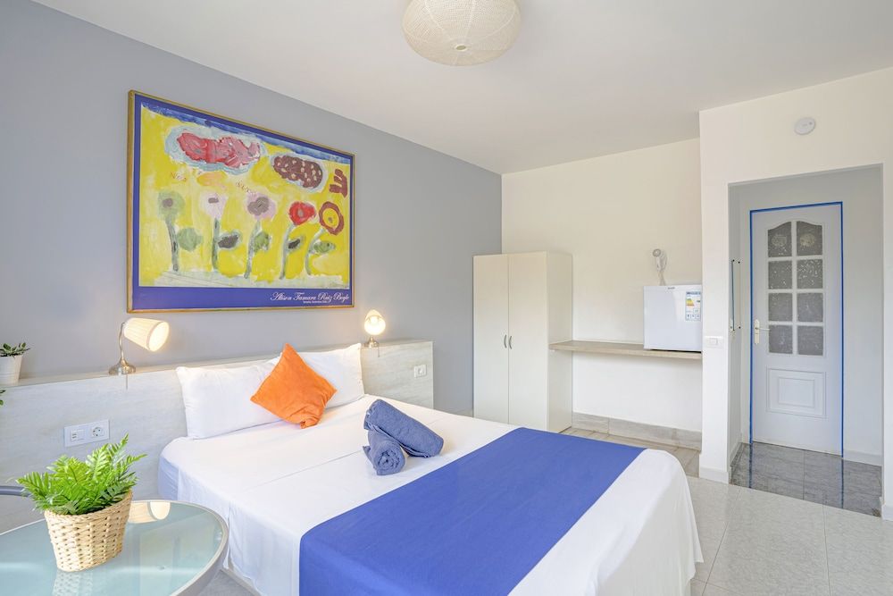 Hostel Neon Tenerife Deluxe Double Room, Private Bathroom (Extra bed) 4