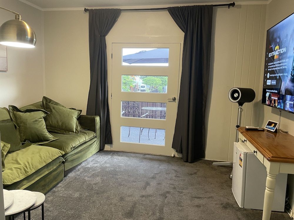 Cypress BnB Deluxe Apartment 7