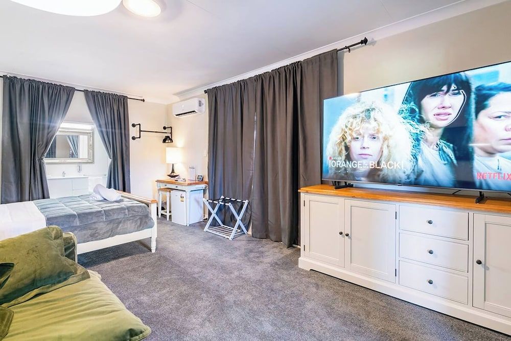 Cypress BnB Deluxe Apartment 8