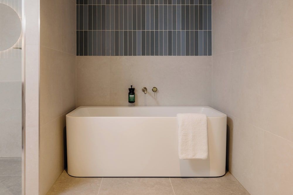 Crowne Plaza Adelaide Mawson Lakes by IHG Junior Suite, 2 Queen Beds 5