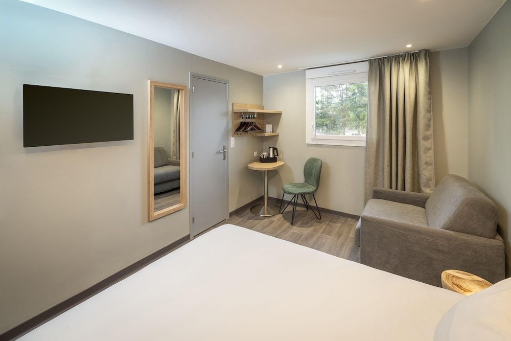 Sure Hotel by Best Western Dole Comfort Room, 1 Queen Bed, Non Smoking (with Single Sofabed) 5