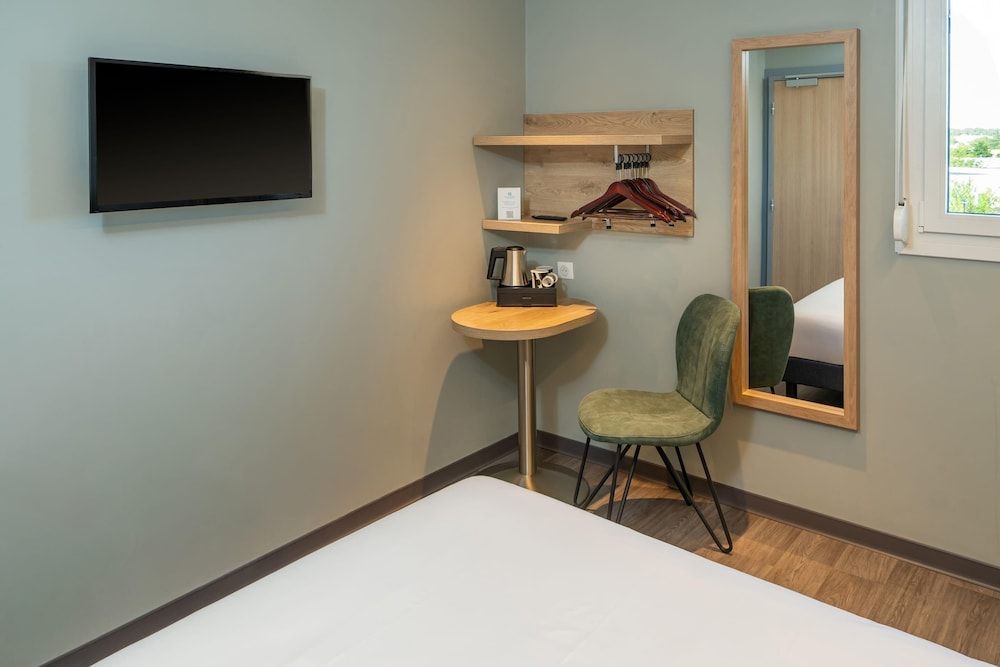 Sure Hotel by Best Western Dole Comfort Room, 1 Queen Bed, Non Smoking (with Single Sofabed) 4