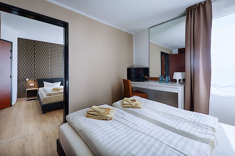 REGIOHOTEL Leipzig West Family Quadruple Room 3