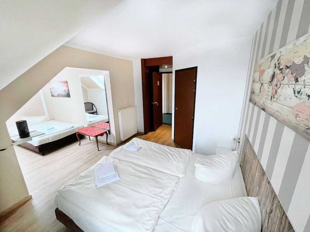 REGIOHOTEL Leipzig West Family Quadruple Room 4