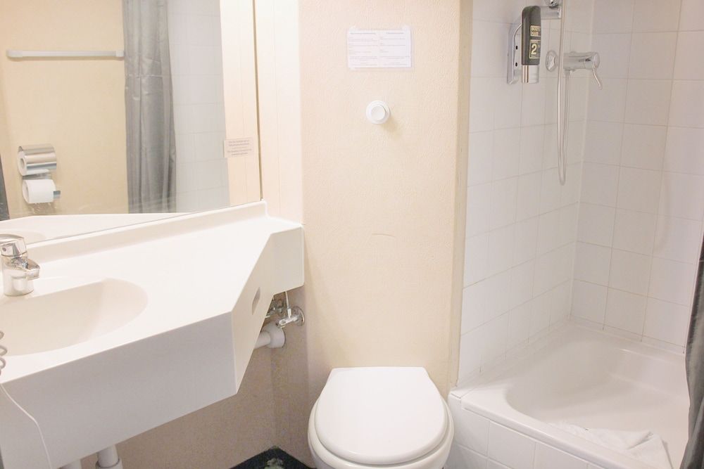 REGIOHOTEL Leipzig West Family Quadruple Room 7