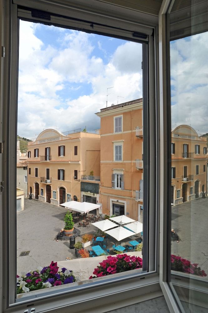 Mom Apartment Rooms&Suites Classic Suite, City View