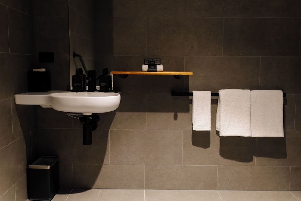 291 on King Deluxe Apartment, 1 Bedroom, Mobility Accessible 5