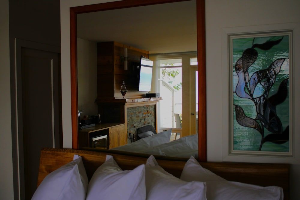 Sooke Harbour House Comfort Suite 9