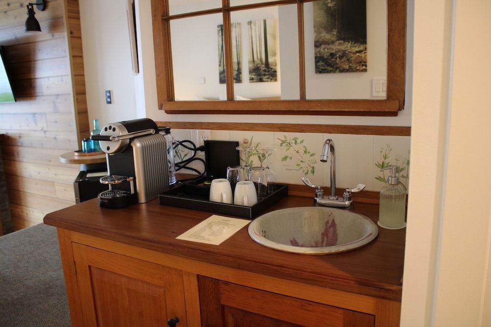 Sooke Harbour House Comfort Suite 8