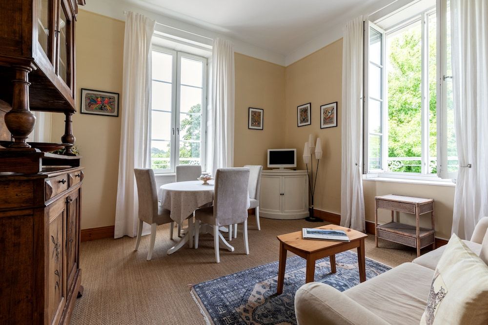 Domaine De Bassilour Suite, Park View 8