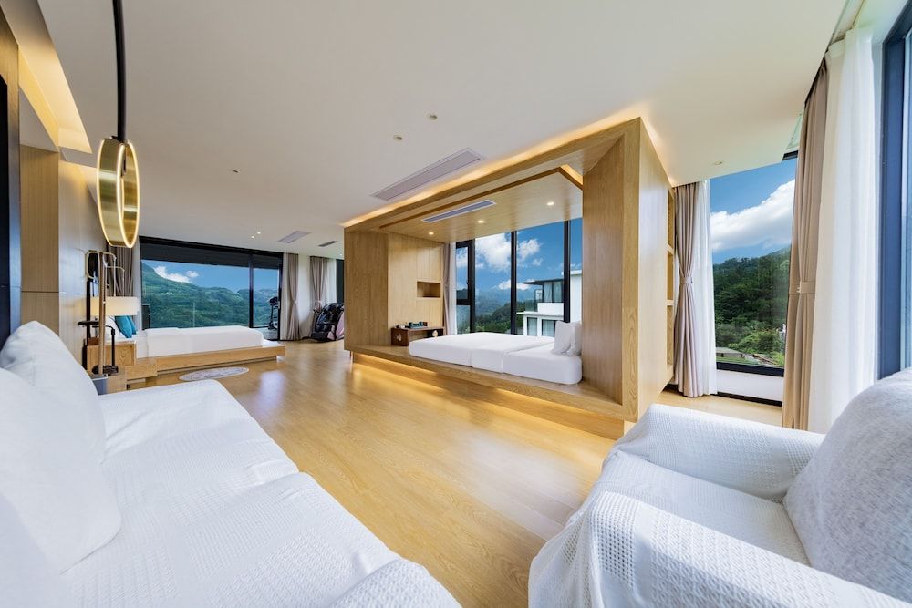 Panoramic Studio Suite, Multiple Beds, Private Bathroom, Hill View