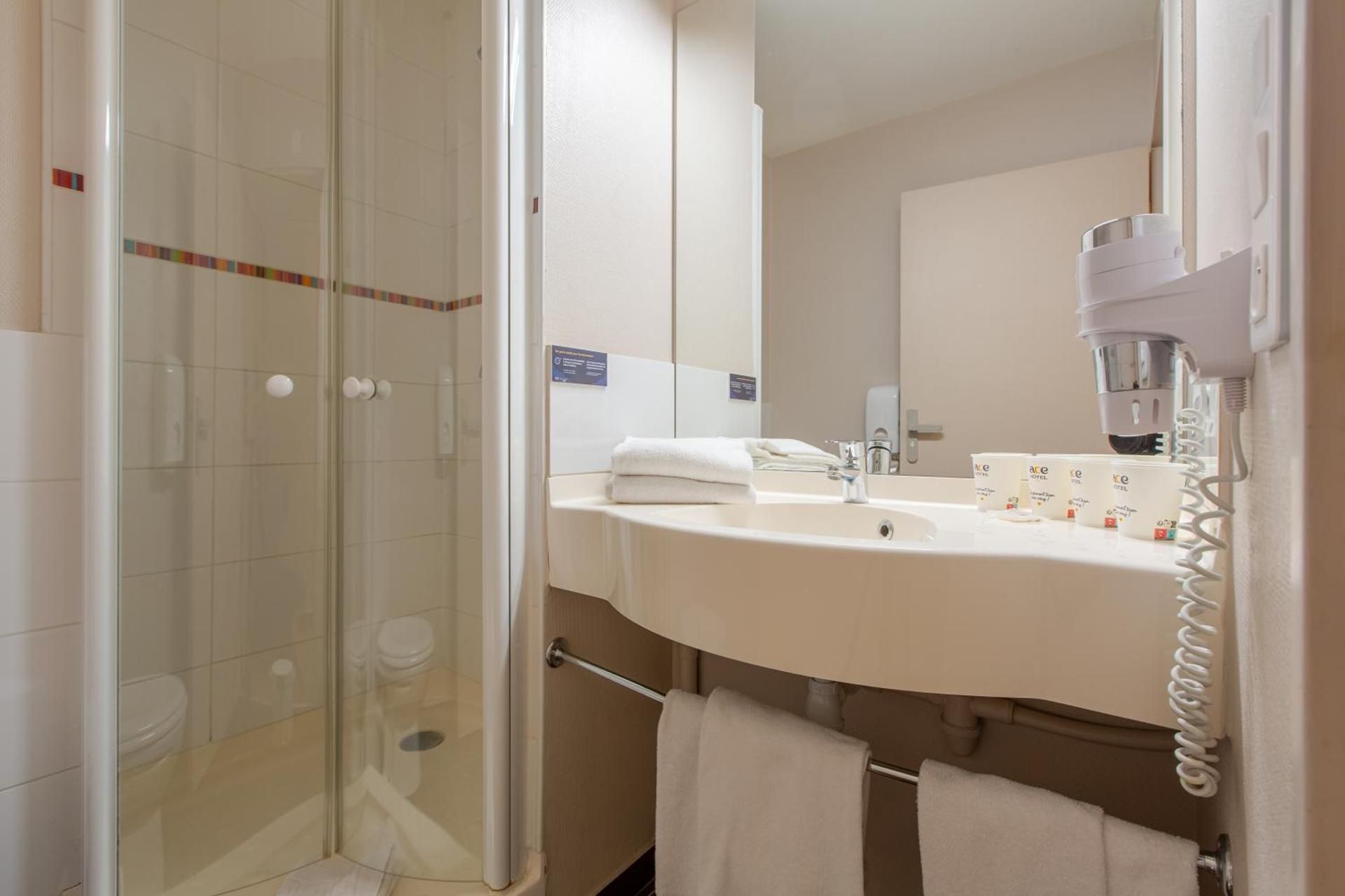 Quadruple Room (1 double bed, 1 single bed, 1 child bed (70/63 in))