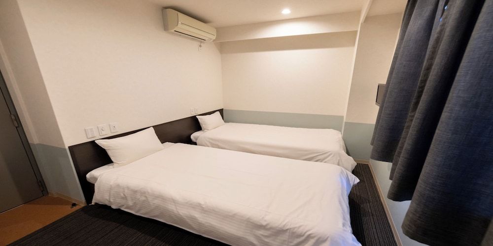 Basic Twin Room, Smoking