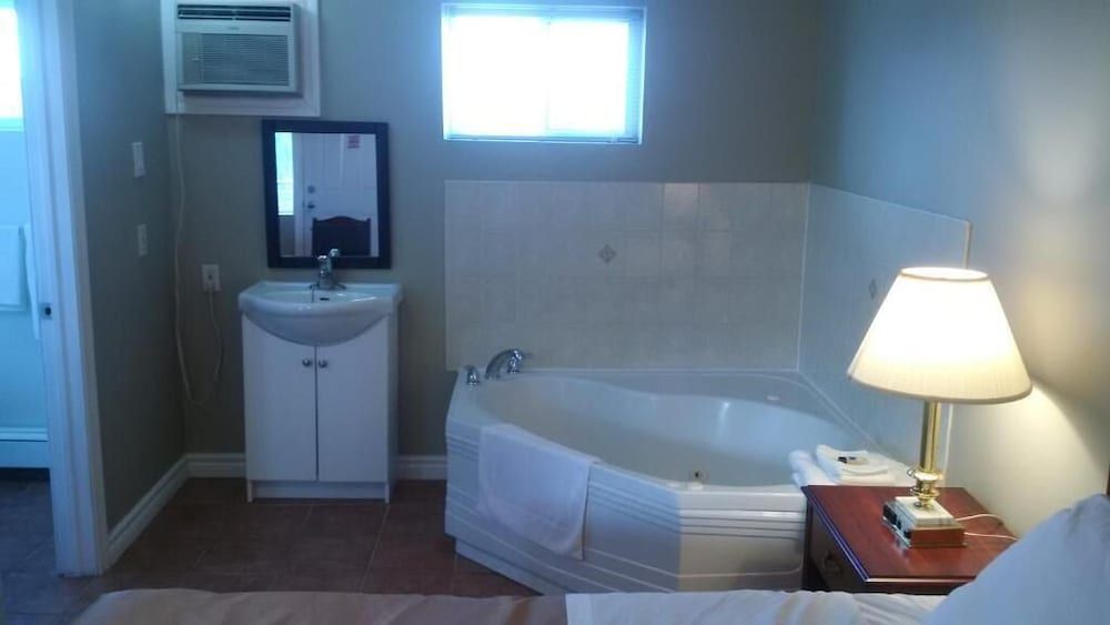 THE HIGHLANDER INN Deluxe Room 8