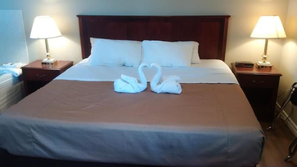 THE HIGHLANDER INN Deluxe Room 2