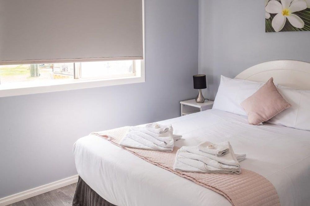 Economy 1 Bedroom Cabin - Queen Bed and Bunk Bed