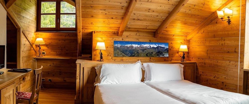 Hotel Breithorn Premier Triple Room, Bathtub 2