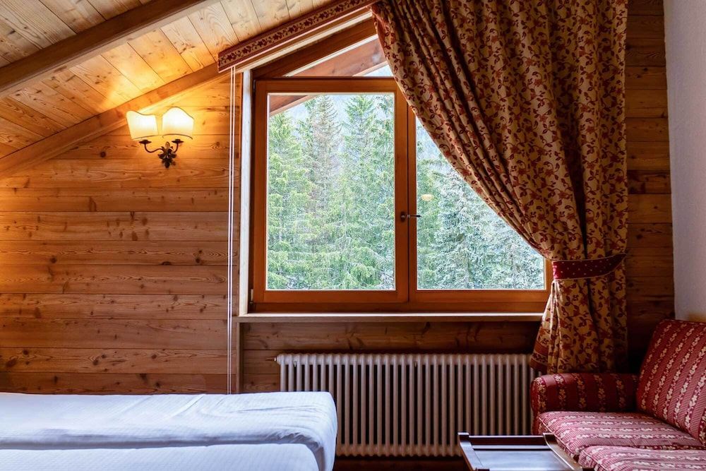 Hotel Breithorn Premier Triple Room, Bathtub 8