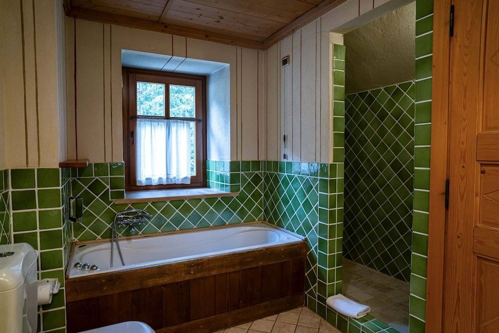 Hotel Breithorn Premier Triple Room, Bathtub 6