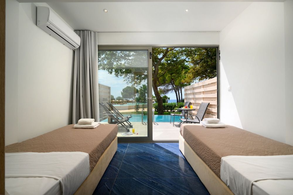 Deluxe Family Room Sea View Swim-Up